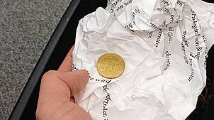 (Symbolbild) Geld für die Tonne? Oder Maßnahme zur Müllvermeidung? An der Frage, wie sinnvoll die Verpackungssteuer ist, scheiden sich ...