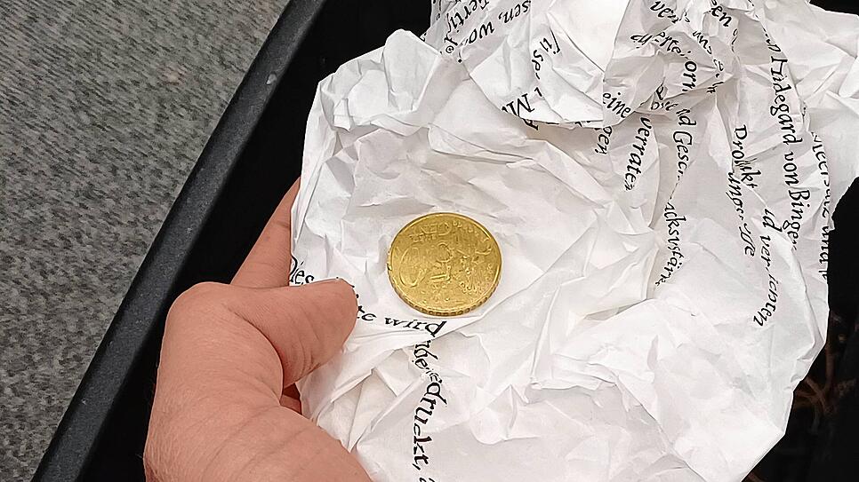 (Symbolbild) Geld für die Tonne? Oder Maßnahme zur Müllvermeidung? An der Frage, wie sinnvoll die Verpackungssteuer ist, scheiden sich ...
