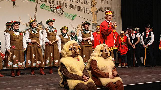 Das Bild zeigt Zunftmeister Thomas Bertsche bei seiner Eröffnungsrede zum 50. Narrenspiegel, der beim Publikum großen Anklang findet. ...