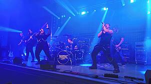 Stundenlang Hardrock: Zu den Akteuren in der Froschberghalle gehört auch die Band Nightfall Empire, die eine explosive Mischung aus ...