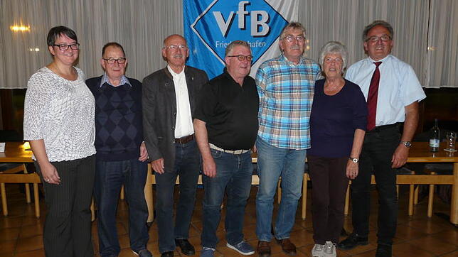 Verdiente Mitglieder des VfB (von links): Die neue Vizepräsidentin für Finanzen und Verwaltung, Alexandra Moosherr, die neuen ...