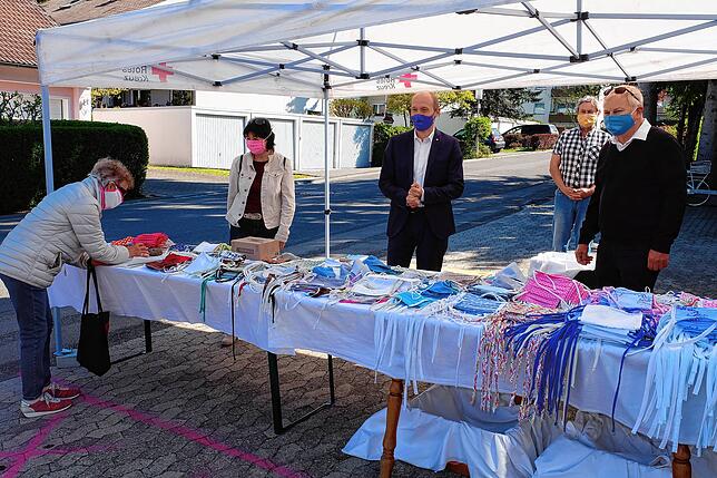 Bei der Ausgabe der ersten Bürgermasken helfen (von links) Angelika Strittmatter, Bürgermeister Jonathan Berggötz, Uwe Hüls und Wolfgang ...