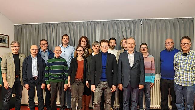 15 der 18 Kreistagskandidaten auf der Liste der Freien Wähler (von links): Volkmar Schmitt-Förster, Norbert Schaible, Arnold Zimmermann, ...
