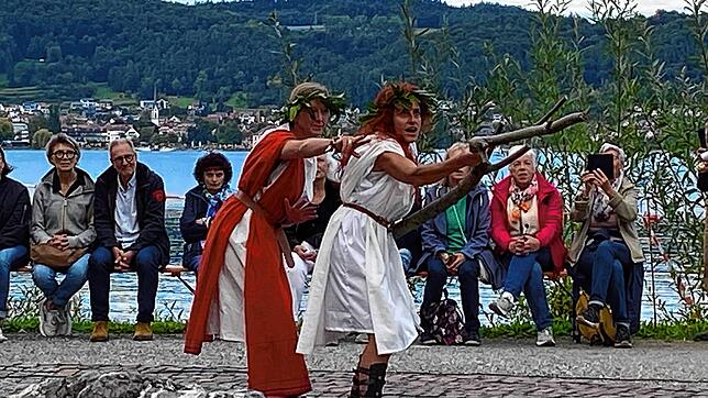 Die Auguren (Annie Lenk und Karin Weber, von links) lasen die Vogelstimmen, um die Erlaubnis für die Bergung der Heiligen Brigida zu ...