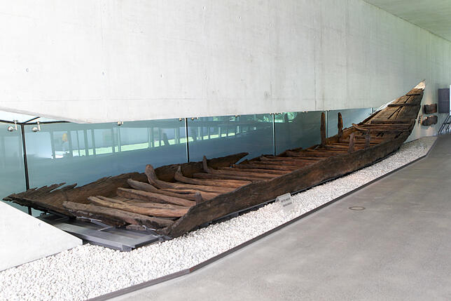 Das bei Immenstaad gefundene Schiff aus dem Mittelalter, das im Archäologischen Landesmuseum in Konstanz ausgestellt ist &ndash; zwei ...
