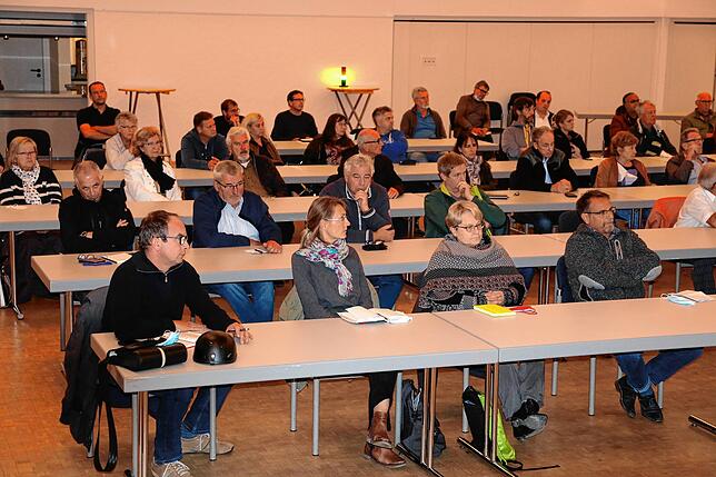 Viele Bürger kamen zur Informationsveranstaltung zum Thema Hochwasser in die Bürgerhalle in Moos. Nicht wenige von ihnen waren selbst ...