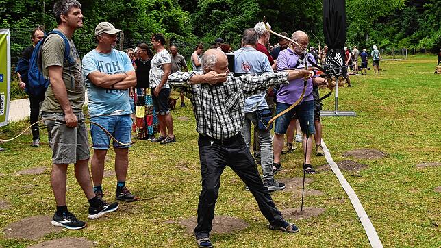 Bild : Ausgelassene Stimmung in Eigeltingen: Die 25. Internationale Bogen- und Messermachermesse in der Lochmühle
