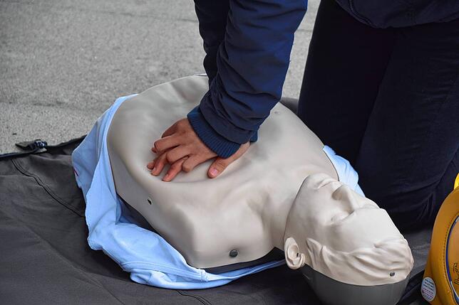 Zweiter Schritt: Die Herzdruckmassage ist lebenswichtig &ndash; sie kommt noch vor dem Einsatz des Defibrillators.