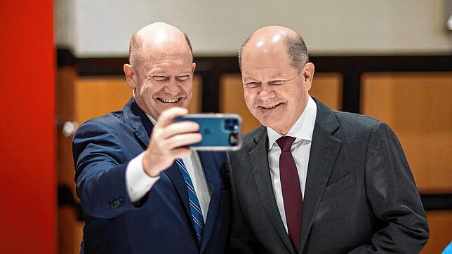 Dieses von der Bundesregierung zur Verfügung gestellte Foto zeigt Bundeskanzler Olaf Scholz (r) mit seinem amerikanischen Doppelgänger ...