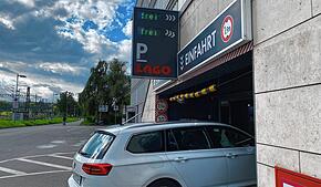 Ein Auto fährt ins Lago-Parkhaus. Die Preise wurden vor Kurzem – für einige Kunden höchst überraschend – erhöht.