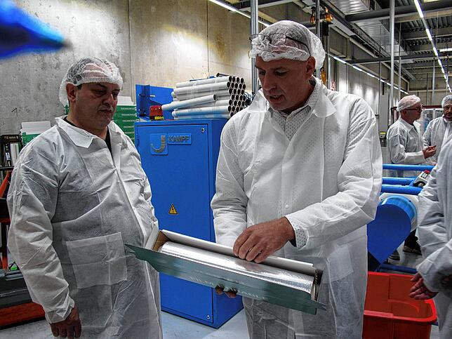 Vincenzo Ferraino und Stefan Kallmann (von links) zeigen eine aufgewickelte, extra lange Rolle für die Gastronomie.