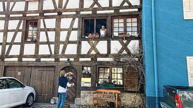 So geht Nachbarschaft in Corona-Zeiten: Eva von Lintig (von oben) und Ilona Hermann schauen aus dem Fenster und halten ein Schwätzchen ...
