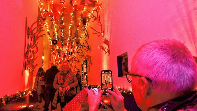 Tausend Mal Klick gemacht hat&lsquo;s im prächtig geschmückten Geweihgang, der mit Abstand zu den meistfotografierten Motiven der ...