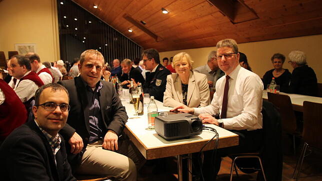 Bei der Bürgerversammlung in Gaiß-Waldkirch (von links): Die Stadträte Armin Arzner und Harald Würtenberger, Feuerwehrkommandant Lorenz ...