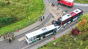 An einem Kreisverkehr in Oberkochen sind zwei Autos aufeinandergestapelt worden.
