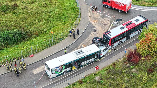 An einem Kreisverkehr in Oberkochen sind zwei Autos aufeinandergestapelt worden.