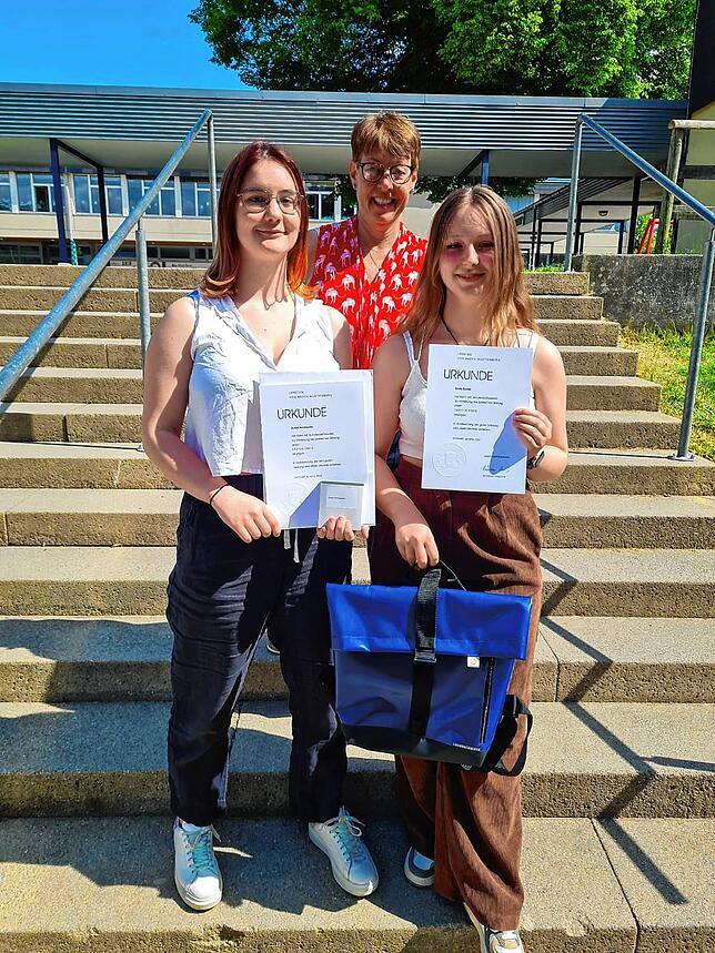 Von links: Aurea Armbruster, 1. Preis &ndash; Kunsterzieherin Christine Hirschbeck, betreuende Lehrerin &ndash; Emily Siehler, 2. Preis