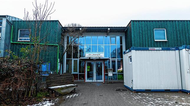 Das Gebäude der Kita Immergrün steht im Freiburger Stadtteil Vauban. Bei 14 Erzieherinnen und 10 Kindern aus der Kita Immergrün in ...