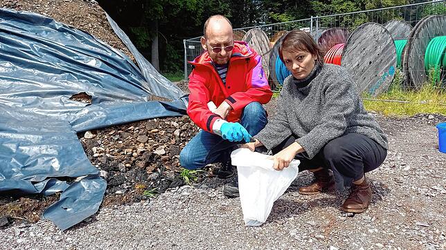 Thomas Werke und Elvira Stehle entnehmen Material, von dem sie annehmen, dass es PAK-belastet ist.
