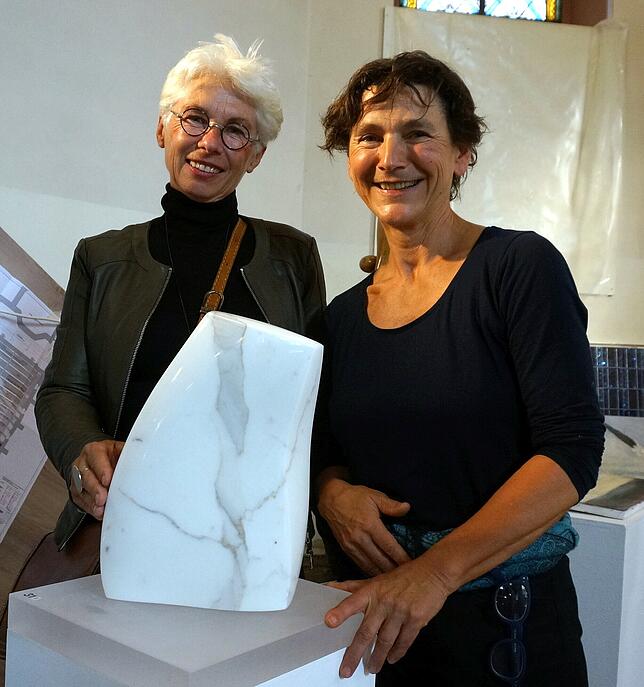 Aus Marmor: Maria Fröhlich-Knorr (links) aus Gurtweil &ndash; selbst als Künstlerin mit zwei Fotografien bei der Versteigerung dabei ...