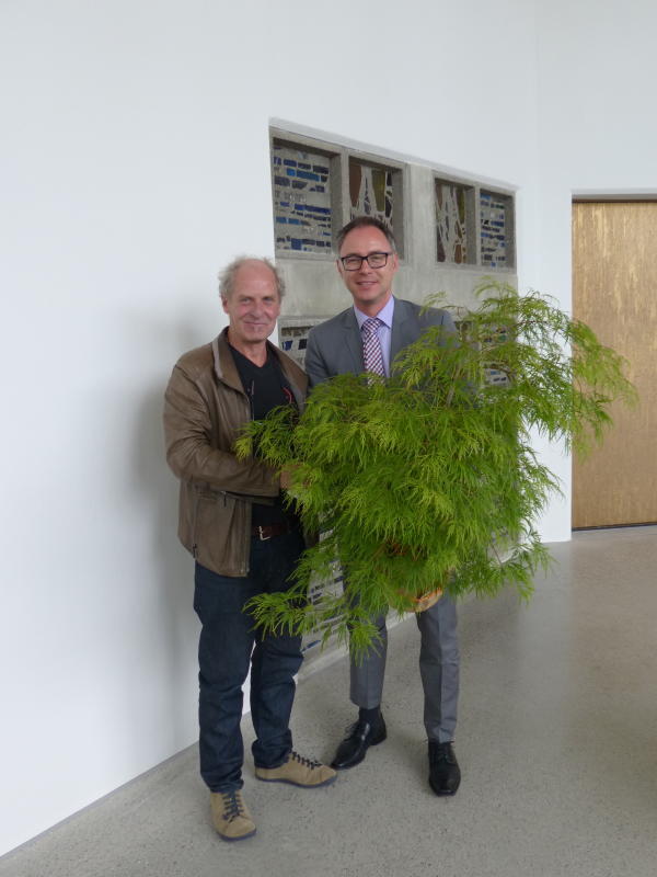 Statt Schlüssel übergab Architekt Manfred Dilpert zur Einweihung der erweiterten Aussegnungshalle eine Pflanze an Bürgermeister Martin Rupp.