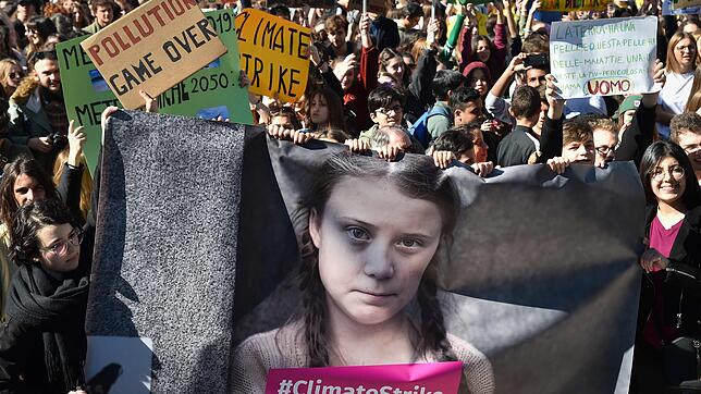 Sie ist das Gesicht einer ganzen Bewegung: Greta Thunberg, 16-jährige Schwedin, auf dem Banner junger Demonstranten in Rom.