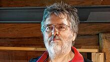 Gerhard Krug stellt im Zechenwihler Hotzenhaus „Historischen Atlas der Gemeinde Görwihl“ vor. Foto: Michael Gottstein