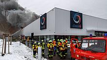 Ein Feuer bricht am Montag im Medizintechnikunternehmen Medi-G im Meßkircher Industriepark aus. Ein Drittel des Gebäudes ist zerstört ...