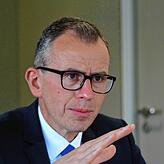 &bdquo;Da müssen wir vielleicht auch öffentliches Geld wieder in die Hand nehmen&ldquo;, sagt Landrat Sven Hinterseh (Archivbild).