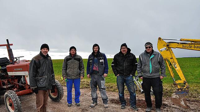 Engagierte Birkendorfer Bürger sanierten am Samstag bei Sturm und Regen den Birklerundweg. Von links: Jürgen Schnitzer, Richard Sarbu, ...