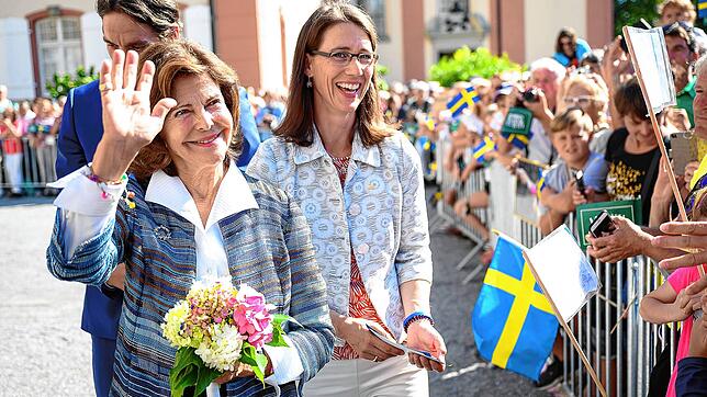 Björn Graf Bernadotte (l-r), Königin Silvia von Schweden und Bettina Gräfin Bernadotte gehen 2019 während eines Besuchs auf der ...