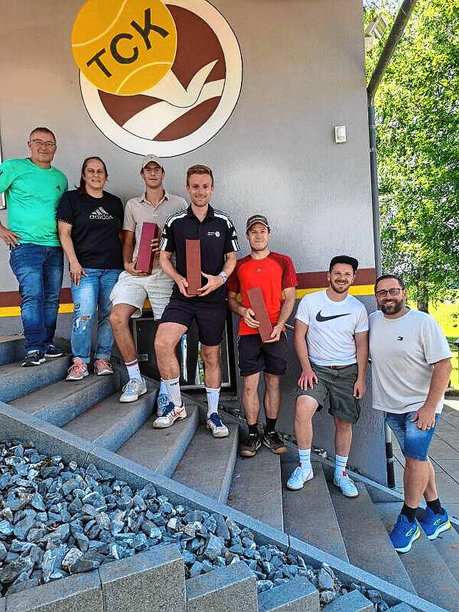 Von links: Herren LK 6 – 14: Manfred Kohl (Oberschiedsrichter und Vorstand Sport), Jens Schmon (Turnierleitung und Sportwart), Jonas ...