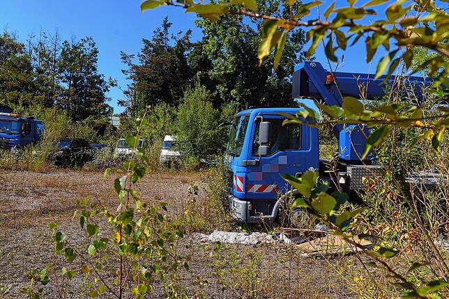 Ein kompletter Fuhrpark – vor allem knapp 20 Lastwagen – rostet auf einem verlassen wirkenden Grundstück in Friedrichshafen ...