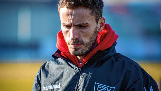 Konzentriert: Trainer Musa Musliu vom FSV Rheinfelden vor der Partie gegen die U 23 des Freiburger FC.