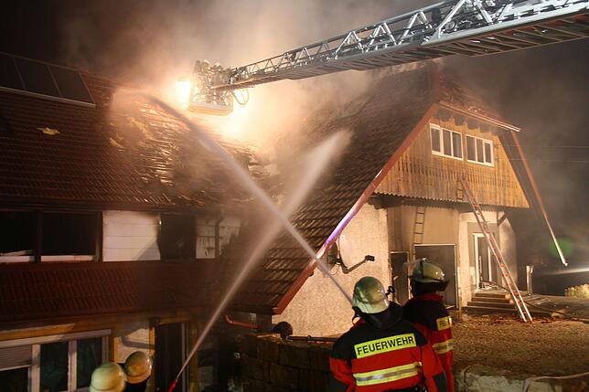 Bild 2: Ehemaliges Bauernhaus geht in Flammen auf, ein Bewohner wird verletzt