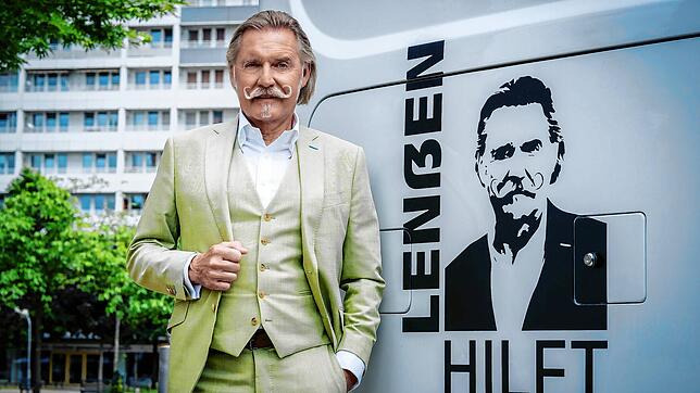 Der doppelte Ingo Lenßen: der Anwalt vom Bodensee neben dem Bus, in dem sein neues Format „Lenßen hilft“ gedreht wird.