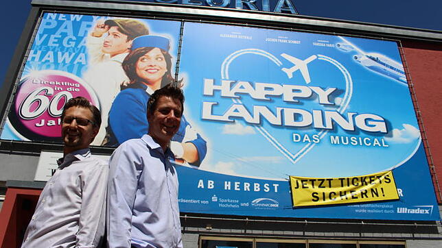 Erfolgsbilanz: 24000 Zuschauer sahen bislang das Erfolgmusical Happy Landing. Produzent Alexander Dieterle und Intendant Jochen Frank ...
