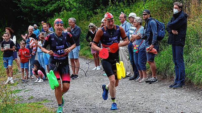 Zahlreiche Zuschauer rund um die Laufstrecken applaudierten jedem Teilnehmer. Hier in der Bildmitte ein Team, das mittels eines Seils ...