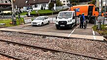 Nur Fußgänger und Radfahrer können derzeit den Bahnübergang in Grüningen passieren. Der Grund sind Gleisbauarbeiten der Bahn.