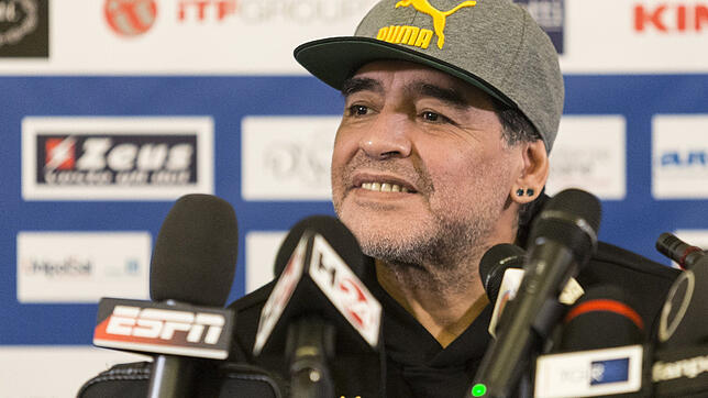 Diego Armando Maradona stellt am 15.01.2017 im Hotel Vesuvio in Neapel (Italien) auf einer Pressekonferenz die Opernshow zu seinen Ehren ...