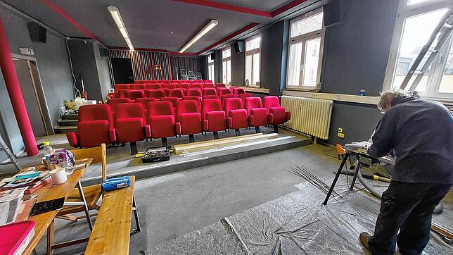 Damit alles bis zur Eröffnung alles fertig wird, sind die Mitglieder des Vereins täglich im handwerklichen Einsatz, so wie hier Waldemar ...