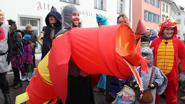 Taucher, Paradiesvögel, Raumfahrer, Ritter: Der Phantasie beim Kindergartenumzug waren keine Grenzen gesetzt. Auch bei den Zaungästen ...