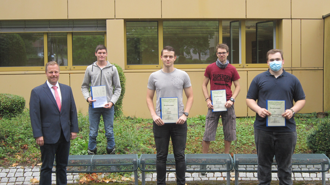 Raphael Schopp (von links), Schulleiter der Gewerbeschule Bad Säckingen, mit Preisträger Christian Schupp, Jonas Dießlin, Emanuel ...