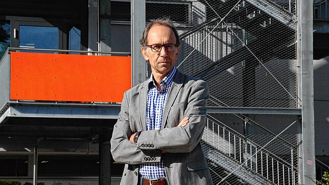 Hans Weber, Schulleiter am Gymnasium Überlingen. Er steht vor einer Brandschutztreppe des maroden Gebäudes.