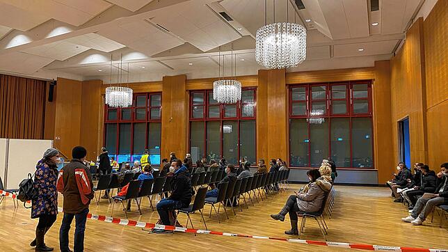 Wartebereich im Kursaal: Insgesamt verlief der Ablauf flüssig, nach der Anmeldung im Erdgeschoss mussten die Impfwilligen im Saal auf ...
