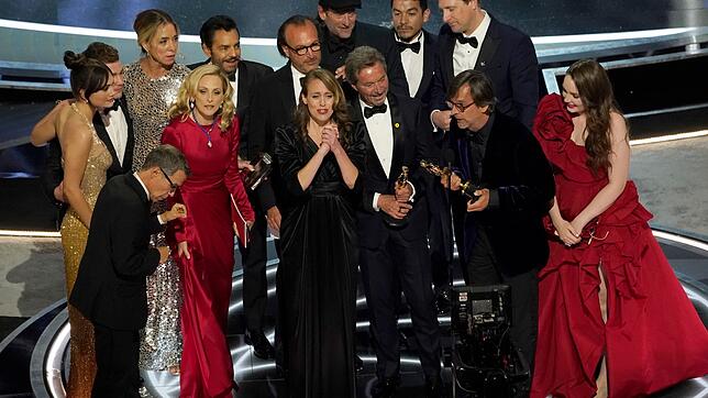 Die Darsteller und die Crew von «Coda» nehmen den Preis für den besten Film entgegen.