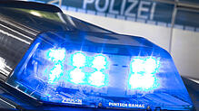 Ein Blaulicht auf einem Polizeiwagen (Symbolbild). Zu einem tödlichen Unfall auf der B27 bei Jestetten ist es am 29. Oktober gekommen. ...