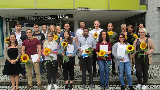 Nach dem einjährigem Berufskolleg freuen sich die Schüler der Justus-von-Liebig-Schule über die bestandene Fachhochschulreife-Prüfung.
