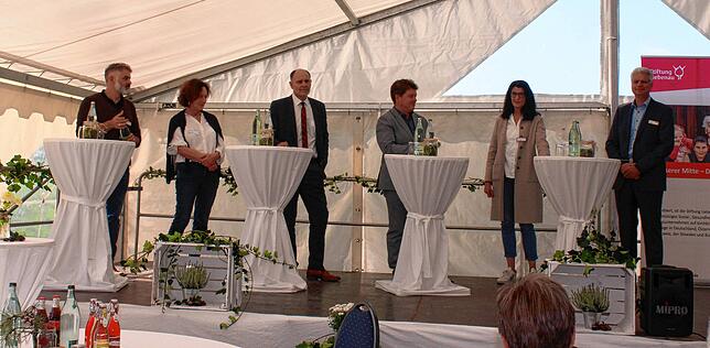 Bei der Einweihung (v. l.): Stephan Hölzle und Doris Wilde (Stiftung Liebenau), Bernd Häusler (OB), Stefan Basel (Dezernent für Soziales ...
