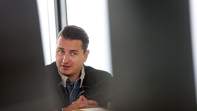 Sänger Andreas Gabalier mit ernster Miene: Es geht unter Umständen seinem Penthouse an den Kragen.